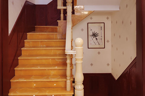 龙安中式别墅室内汉白玉石楼梯的定制安装装饰效果